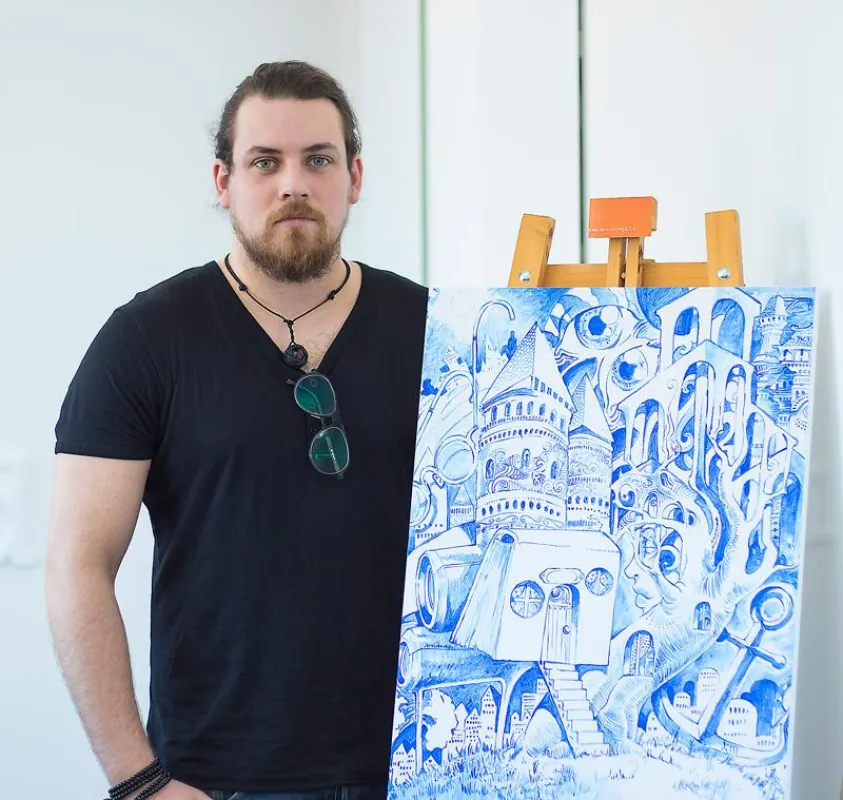 Adrian Koppenhagen mit einem seiner monochromen Werke in Acryl auf Leinwand.