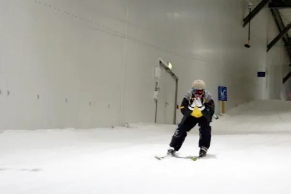 Bild: Skihalle mitten im Pott: Alpines Skivergnügen im Dunstkreis der Oberhausener Megashopping-Mall Centro