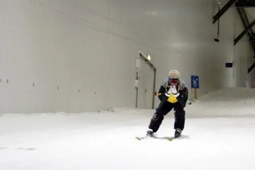 Bild: Skihalle mitten im Pott: Alpines Skivergnügen im Dunstkreis der Oberhausener Megashopping-Mall Centro
