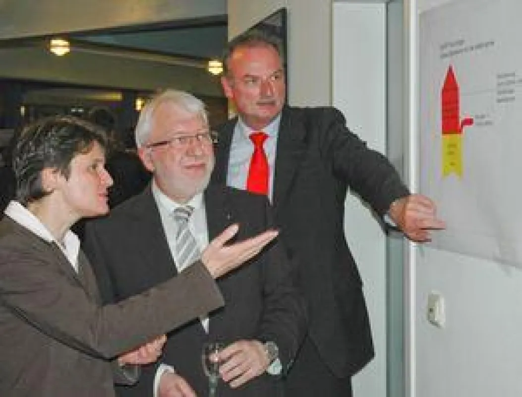 Umweltministerin Tanja Gönner im Gespräch mit GWS-Vorstand Bernd Lörz (Mitte) und Dr. Werner Jürgen Waiblinger, geschäftsführender Vorstand der Bildungseinrichtung GARP, während der Veranstaltung ?Tre