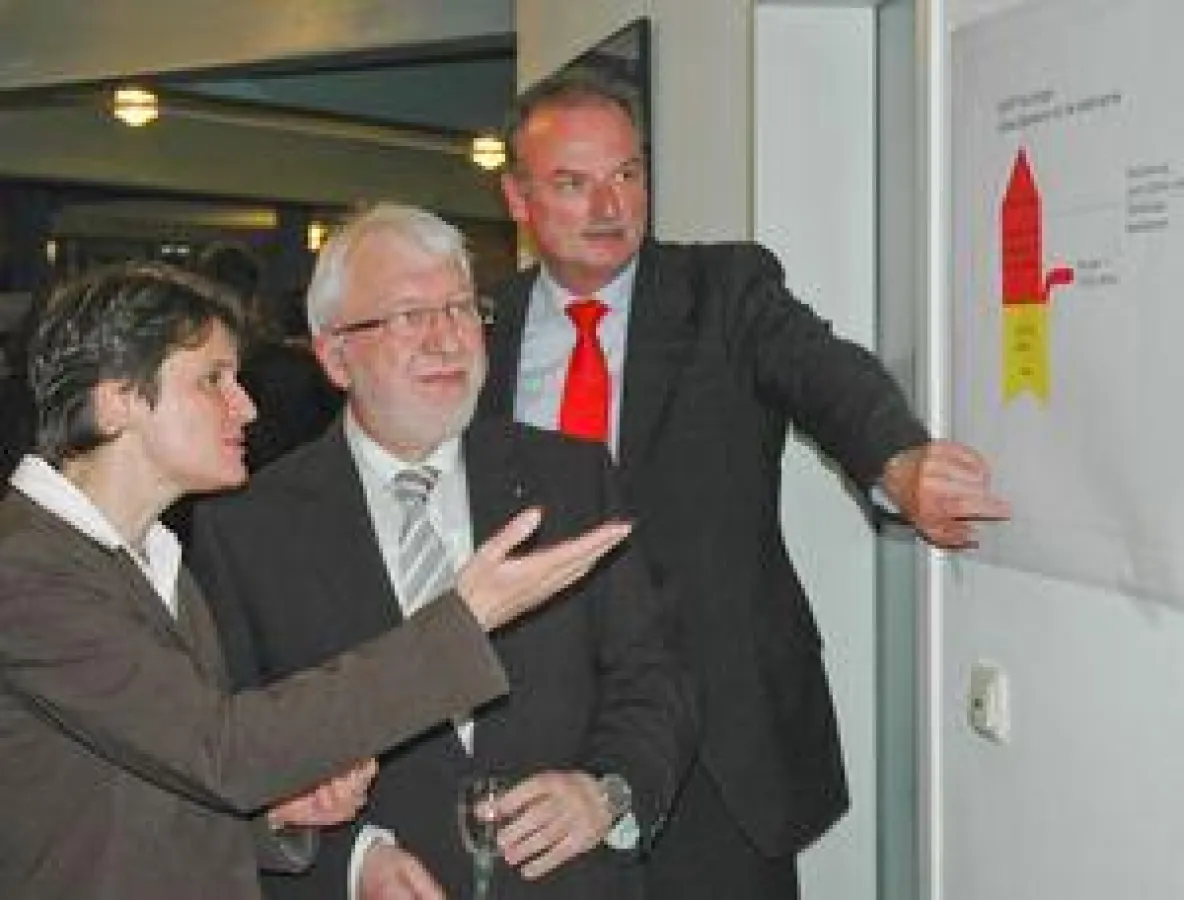 Umweltministerin Tanja Gönner im Gespräch mit GWS-Vorstand Bernd Lörz (Mitte) und Dr. Werner Jürgen Waiblinger, geschäftsführender Vorstand der Bildungseinrichtung GARP, während der Veranstaltung ?Tre