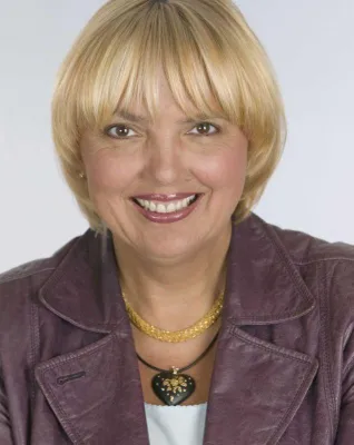 Bild: Insider Art auf der Ruhr.2010 am „Tag der Begegnung“ - Höhepunkt Kunst-Auktion mit Claudia Roth (Die Grünen)