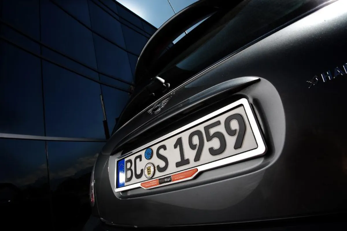 CarSign, die neue Kennzeichenhalterung aus Edelstahl richtet sich alle, die ihren Fahrzeugen eine individuelle und ästhetische Note geben wollen.