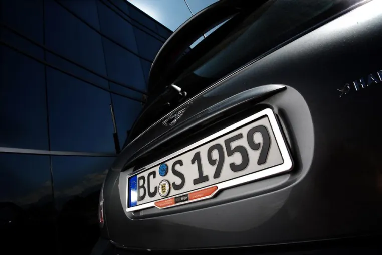 Bild: CarSign – Kennzeichenhalterung aus Edelstahl