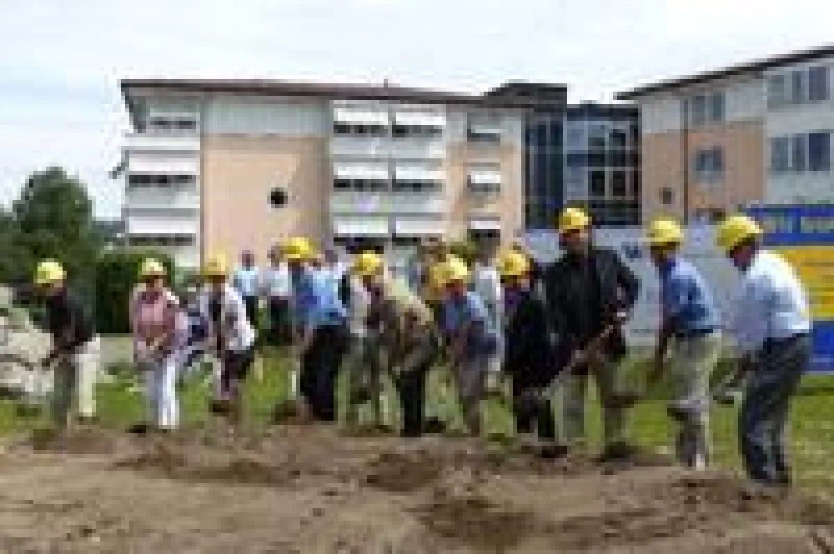 Gemeinsam am Spaten in unmittelbarer Nachbarschaft von Haus St. Meinrad