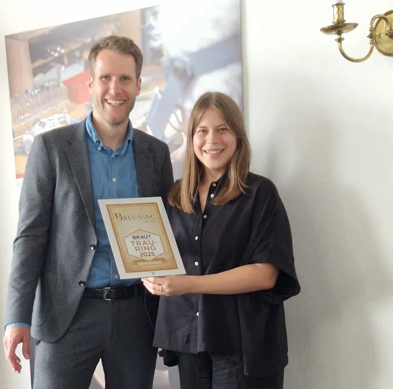 Übergabe Urkunde Trauring des Jahres 2025: Anna Eickhoff, Breuning und Stefan Pöhler, Brautmedia (© Foto: Brautmedia)