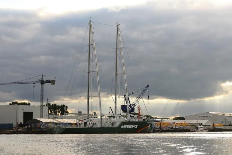 Bild: Rainbow Warrior III setzt die Segel – mit Seilen von Gleistein