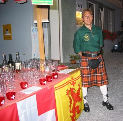 Bild: Smallest Whisky Bar on earth feierten zum zweiten Mal in den Nationalfeiertag hinein