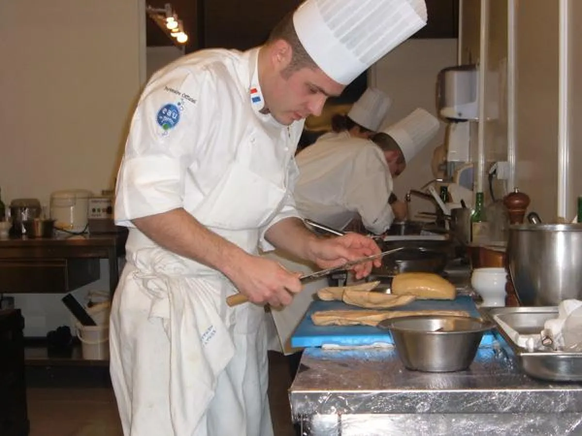 Bocuse d\'or Fabrice Desvignes mit seinem CHROMA HAIKU Messer