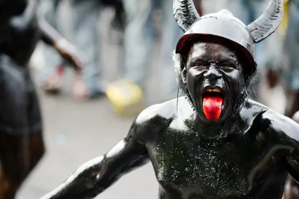 Bild: Altöl und Farbe statt Sonnencreme – Bunter Karneval auf Grenada – Karibische Narren feiern im August