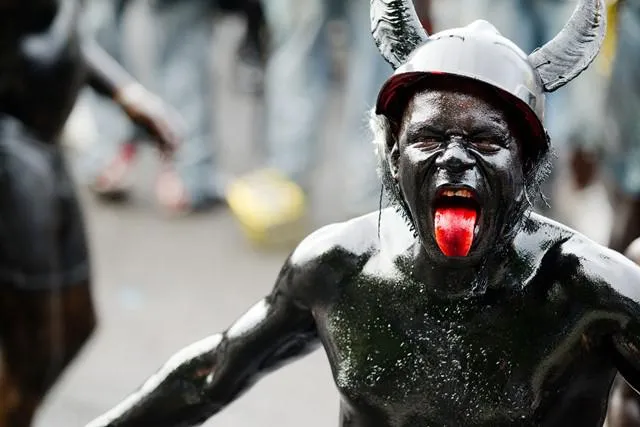 Bild: Altöl und Farbe statt Sonnencreme – Bunter Karneval auf Grenada – Karibische Narren feiern im August