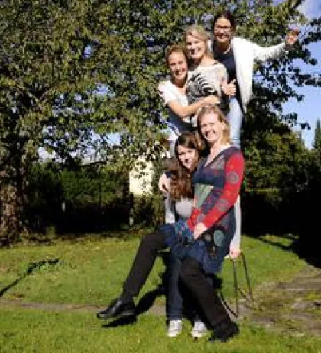 Challenge: „Wie viele Menschen passen auf einen Stuhl?“ Bild: Challenge: „Wie viele Menschen passen auf einen Stuhl?“
