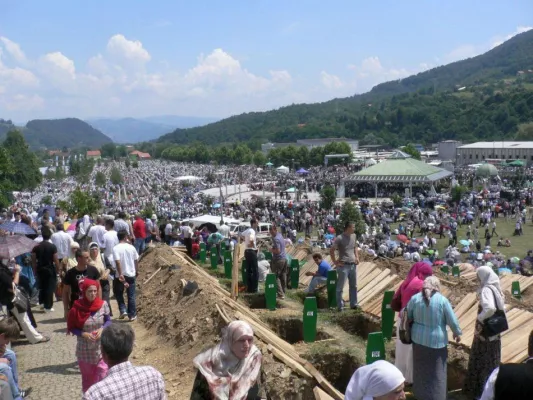 Bild: DHBW-Student dreht Srebrenica-Reportage für Phoenix