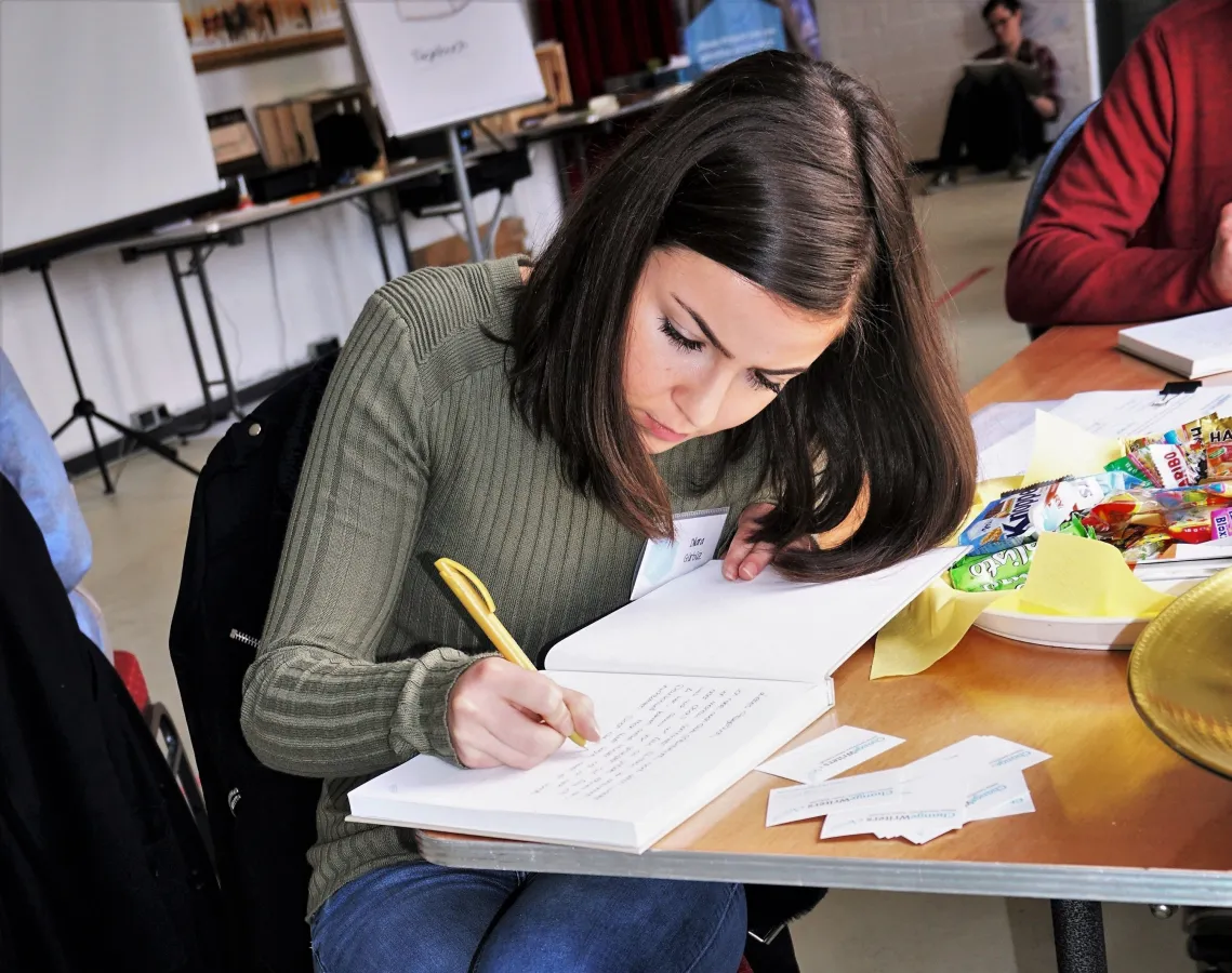 Tagebuch schreiben in der Schule, Dilara 19 J. (© ChangeWriters e.V.)
