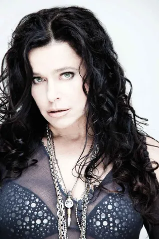 Bild: Hairdreams „rettet“ Rocksängerin Julia Neigel nach Brandunfall