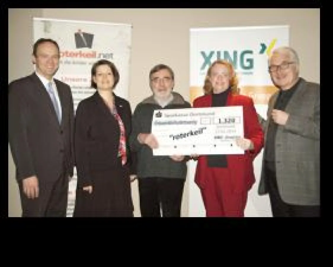Scheckübergabe / Foto: S. Pfeif