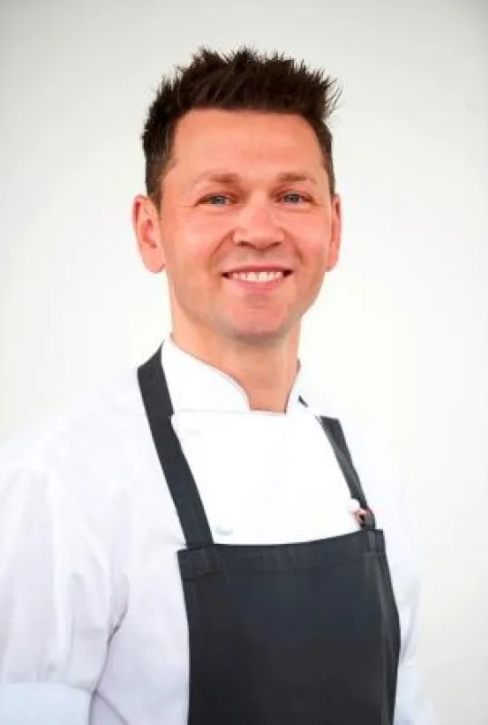 Ab dem 1. September verwöhnt Sternekoch André Tienelt die Gäste des Hotel Ritter Durbach.