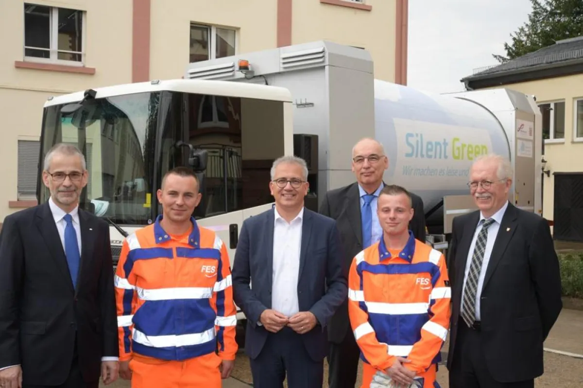 Präsentation des hybridbetriebenen Müllsammelfahrzeugs Silent Green. Quelle: FES