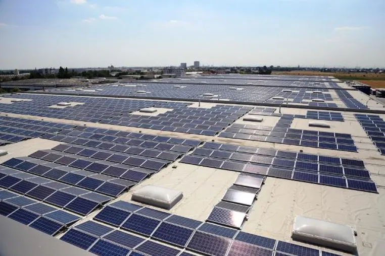 Bild: 8,1 Megawatt: Europas größte Solardachanlage geht bei Mannheim in Betrieb
