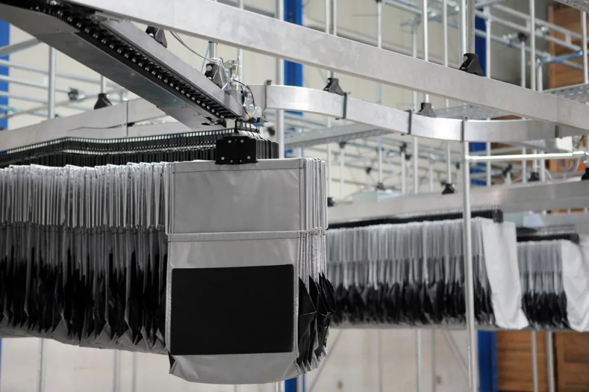 Der Dematic Taschen-Sorter eignet sich sowohl für den Modehandel als auch für E-Commerce generell.