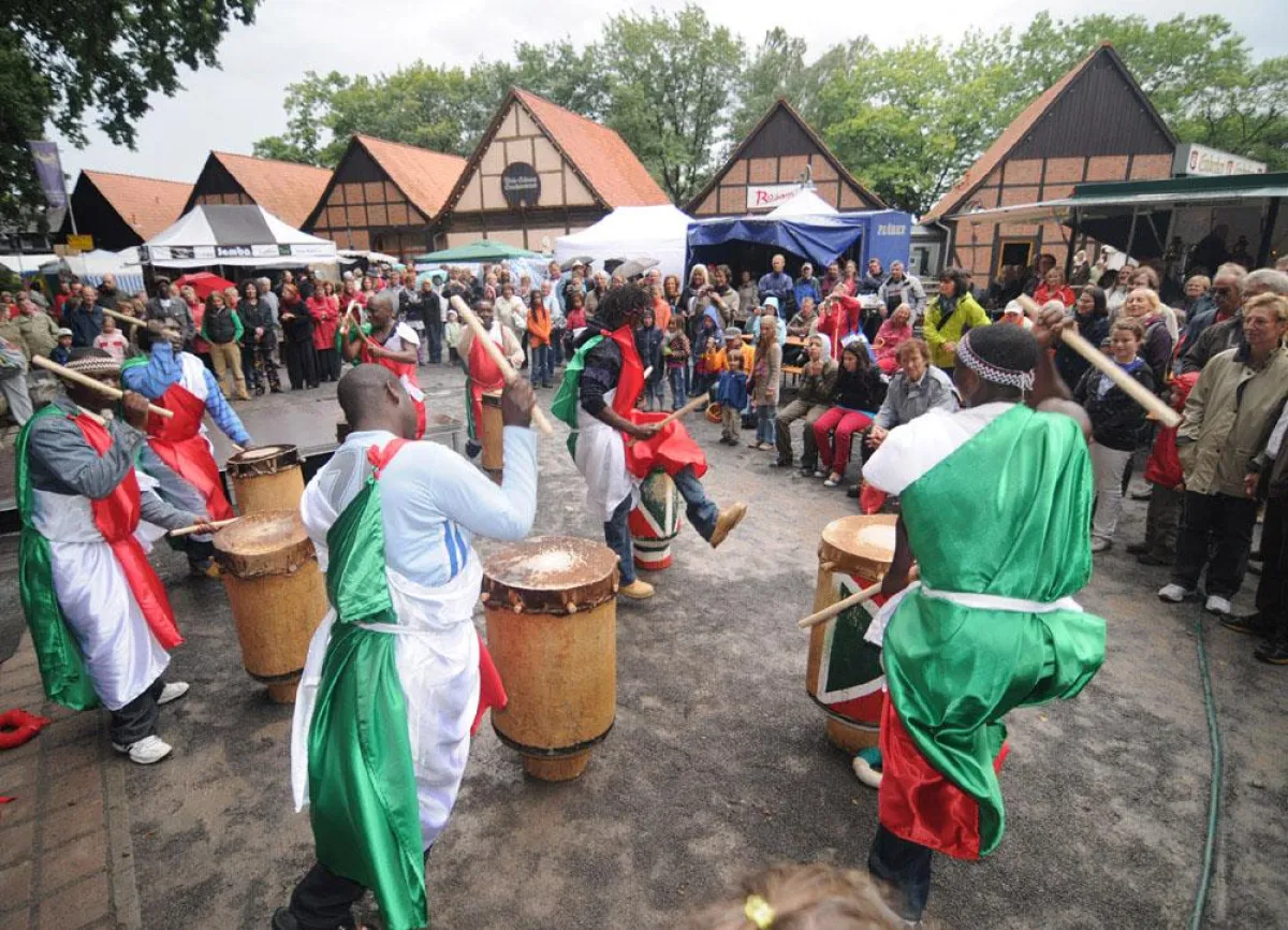 Auf dem jährlichen AFRIKAMARKT in Steinhude präsentieren sich Händler, Künstler und Initiativen