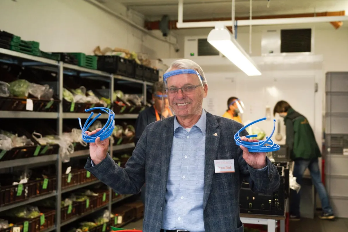 Freut sich über die Faceshield-Spende: Peter Radl, Vorsitzender der Friedberger Tafel.
