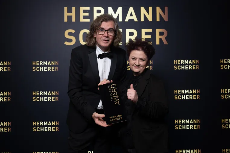 Bild: Führungs-Expertin Claudia Müller gewinnt beim Internationalen Speaker Slam in Dresden/Radebeul