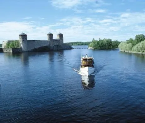 Bild: Institut50plus: »Opernfestspiele Savonlinna 2008 – ein Kulturprogramm vom Feinsten«