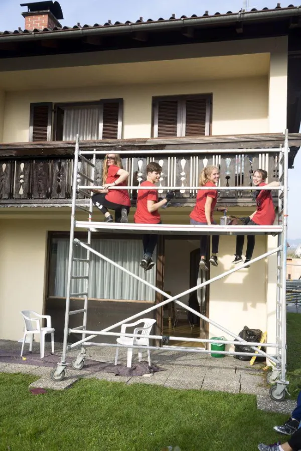 Acht Schülerinnen und Schüler vom BORG Egg packen 72 Stunden lang bei Kaplan Bonetti an.