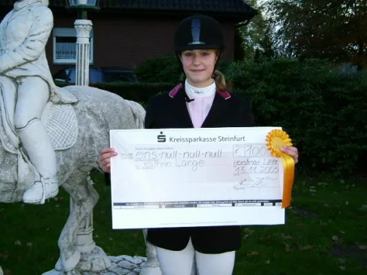 Bild: Kathrin Lange gewinnt den FIRST-TEAM Vierkampf 2005 und bekommt 1000 € Siegerpreis