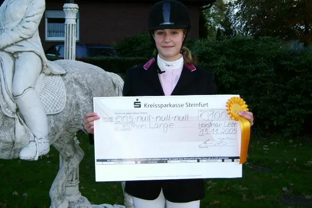 Bild: Kathrin Lange gewinnt den FIRST-TEAM Vierkampf 2005 und bekommt 1000 € Siegerpreis
