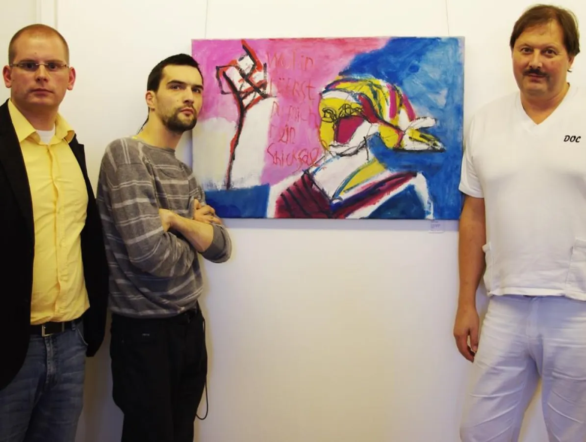 Zobl, Knikta und Vogel vor dem Bild Schicksal (v.l.n.r.)