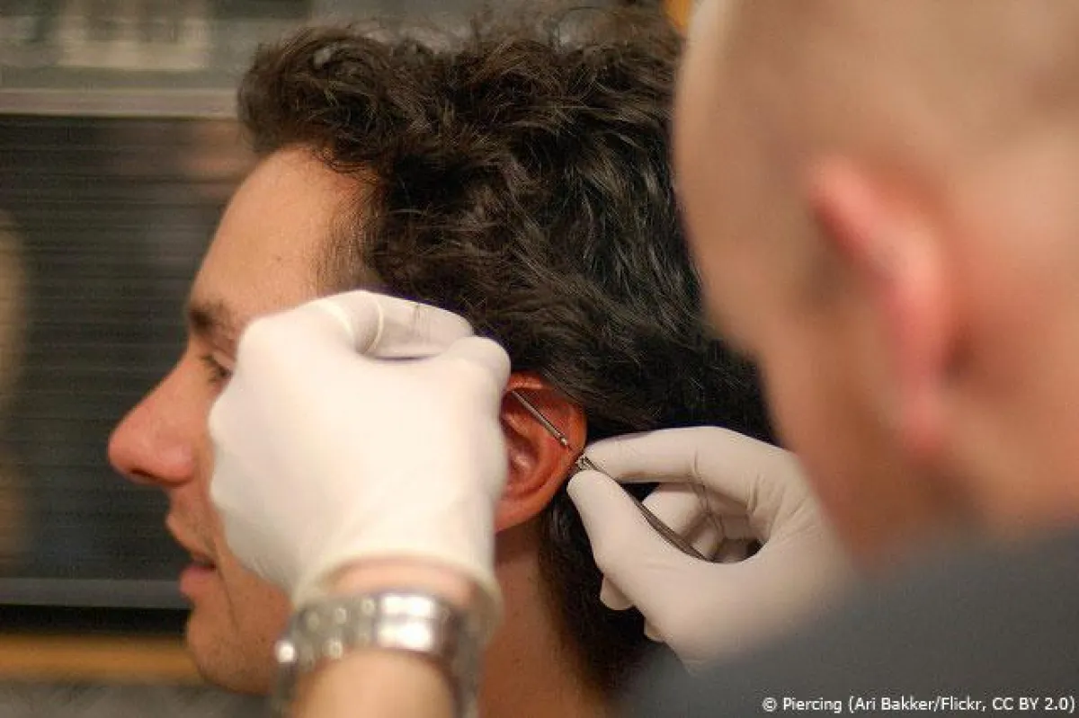 Entzündungen müssen professionell behandelt werden © Piercing (Ari Bakker/Flickr, CC BY 2.0)