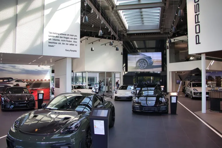 Bild: Porsche Zentrum Regensburg -  Ein Neubau mit Herausforderungen auch für Flieseneinbettungen