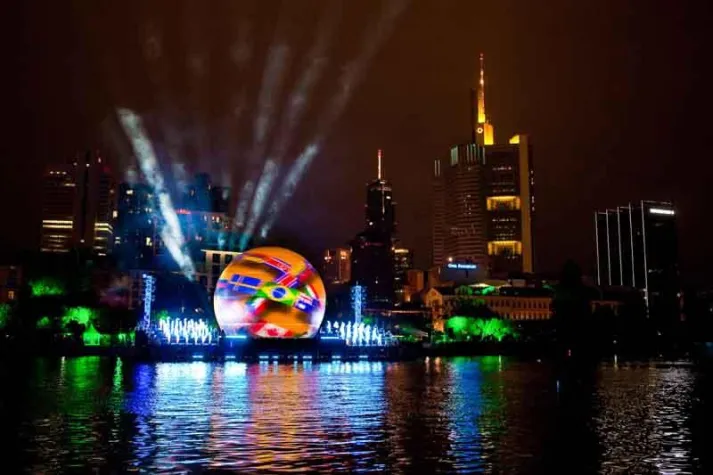 Bild: Megaforce installierte Schwimmbühne für Multimedia-Show Ballzauber