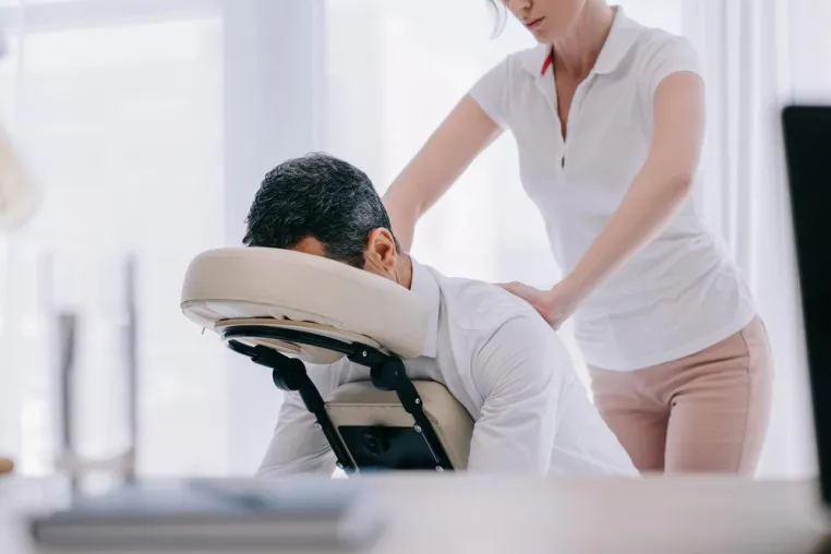 Bild: Mobile Firmenmassagen: Betriebliches Gesundheitsmanagement der RelaxOne GmbH