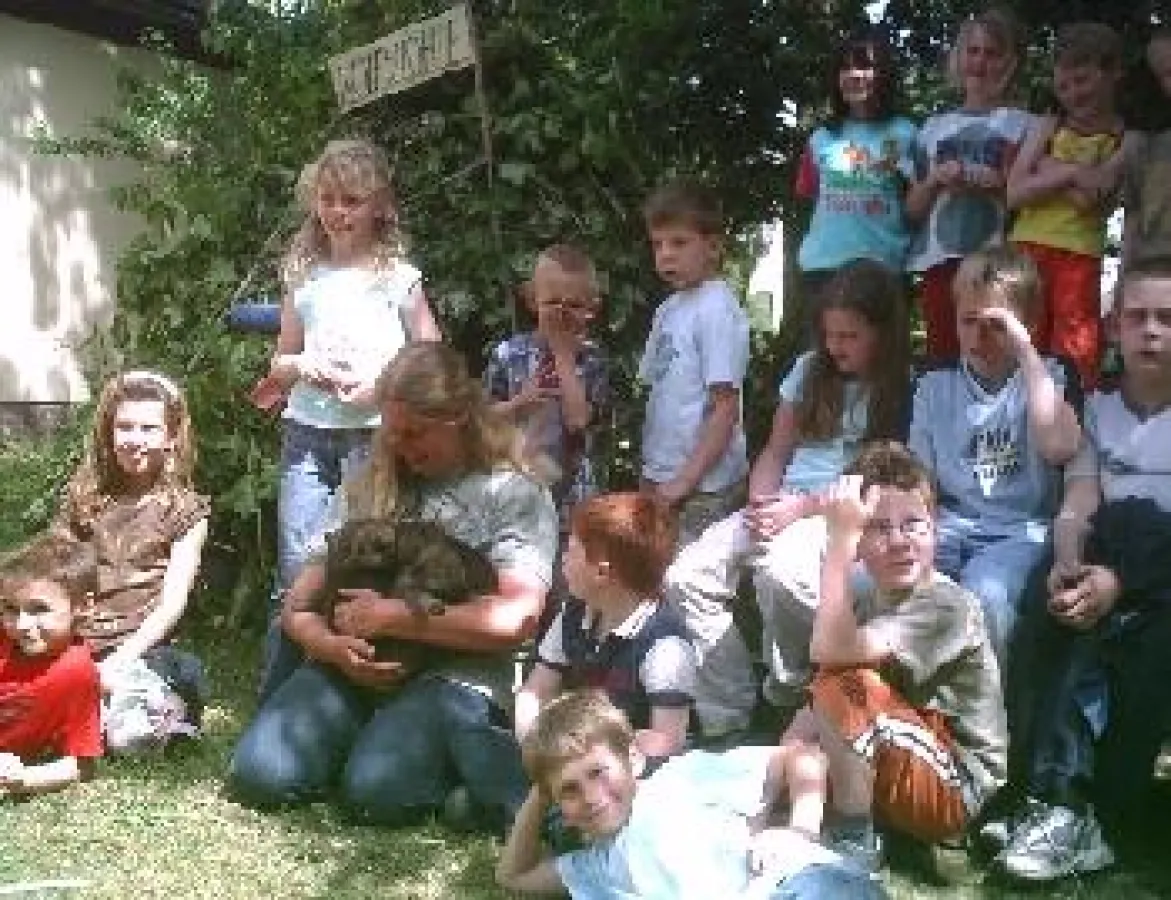 Die Kinder mit Frau Heyter und den Wölfen vor der Wolfshöhle