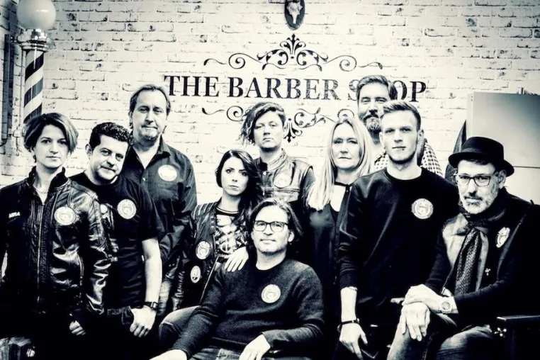 Bild: „Barber Angels Brotherhood“ schneiden monatlich kostenlos Obdachlosen in ganz Deutschland Haare und Bärte