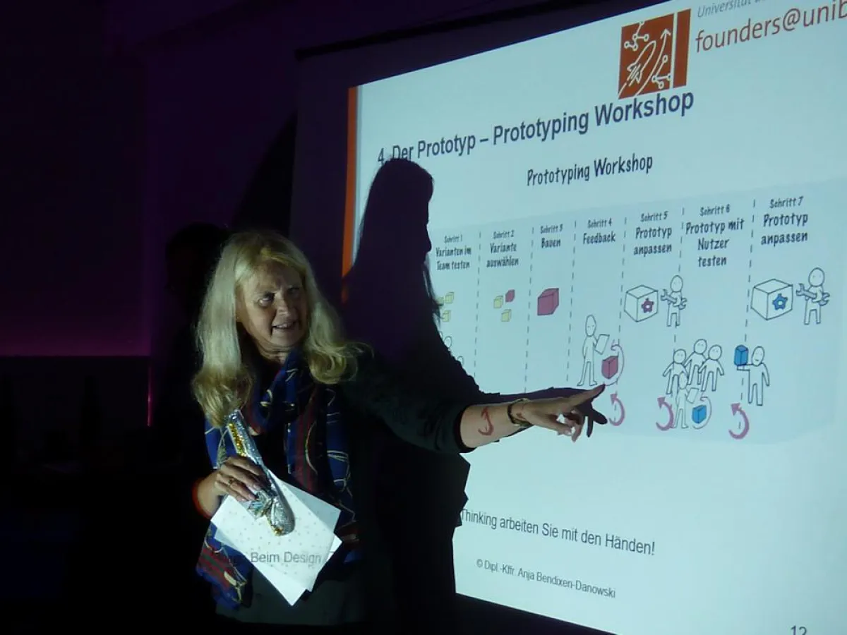 Anja Bendixen-Danowski, Lecturer Universität der Bundeswehr München, beim Design Thinking Vortrag