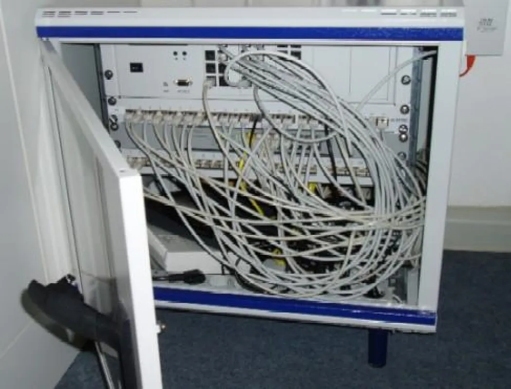 Die kabelgebundene Vernetzung von Computern sieht meist „wild“ aus, schützt dafür aber vor gesundheitlichen Risiken.