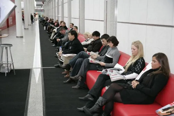 Bild: Möbel aus Polen schlagen Rekorde - Das längste Sofa der Welt kommt aus einer polnischen Fabrik