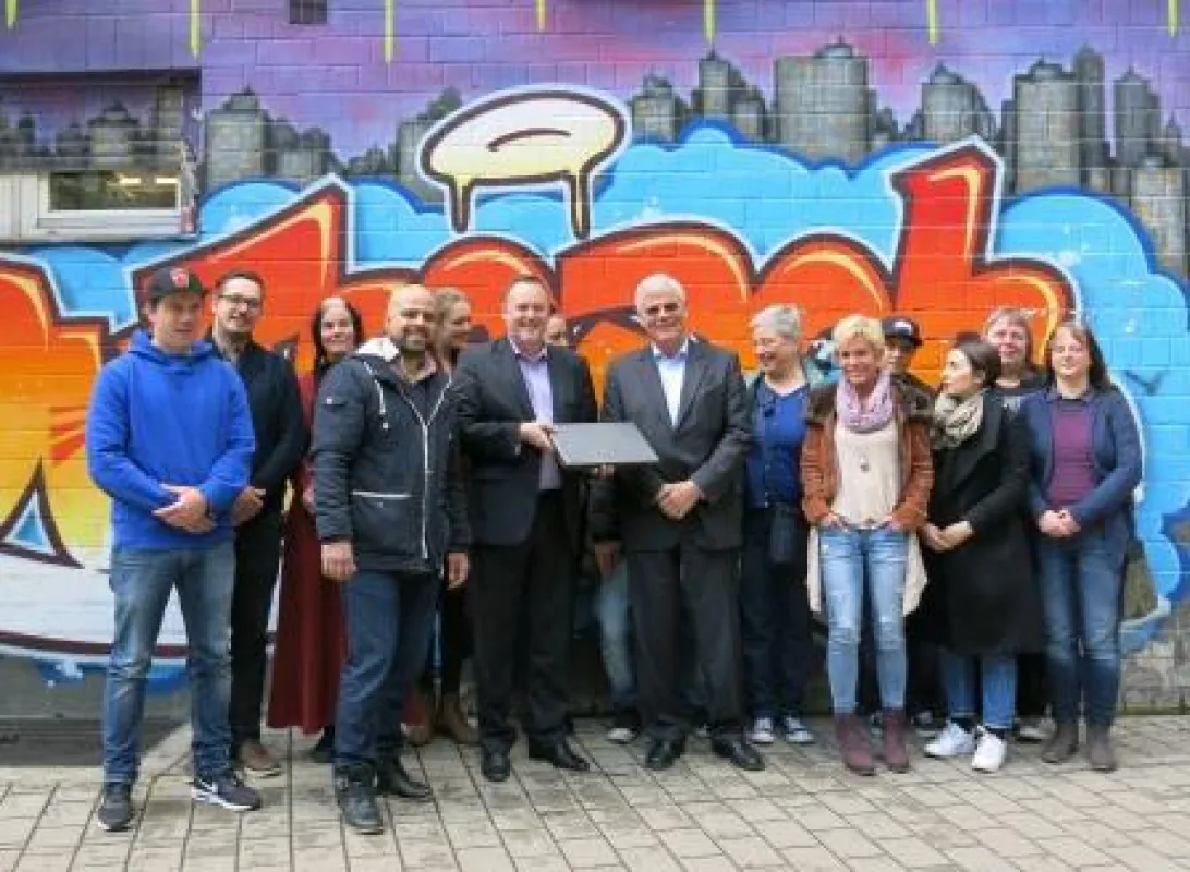 BALLY WULFF Stiftung spendet Laptops