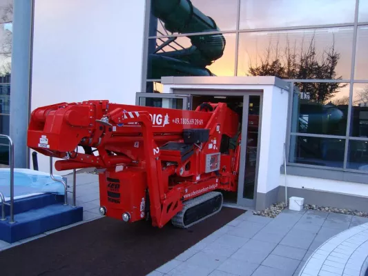 Raupenbühne passt zentimetergenau durch Tür - Malerarbeiten im Schwimmbad mit Arbeitsbühne von System Lift Bild: Raupenbühne passt zentimetergenau durch Tür - Malerarbeiten im Schwimmbad mit Arbeitsbühne von System Lift