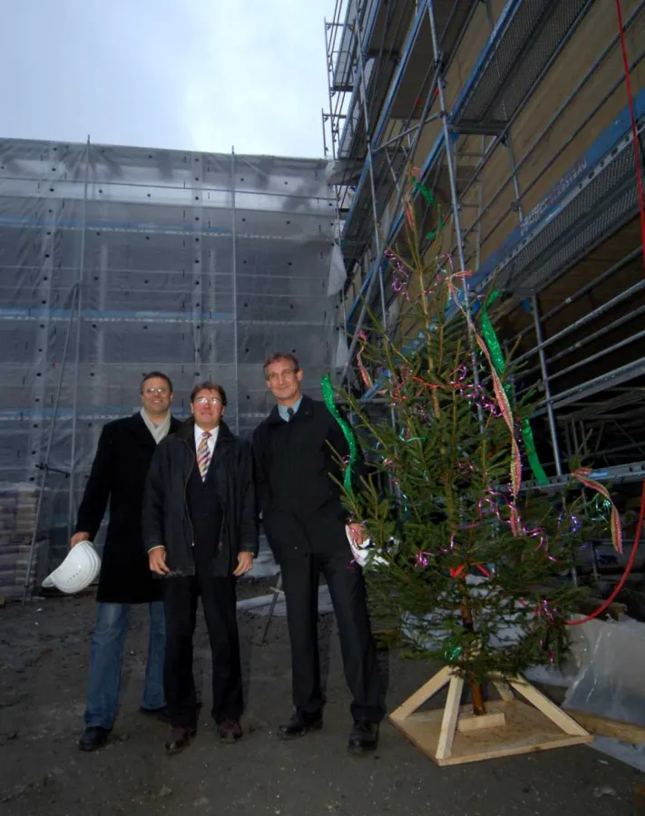 Sehr zufrieden mit dem bisherigen Verlauf der Festspielhaus-Sanierung (von links): Baustadtrat Roland Frühstück, der Vorsitzende der Projektkommission Wilhelm Muzyczyn und Bürgermeister Markus Linhart