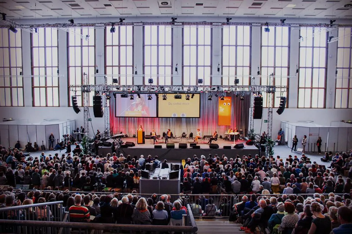 PINK Event Service realisiert Messebühnen für den Kirchentag 2017