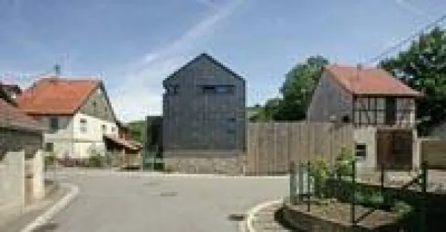 Bild: Ungewöhnliche monolithische Bauweise - Neubau komplett in Schiefer setzt Dorf Akzent