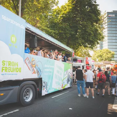 Strom ist bunt - sparstrom.de und RTL II tanzen erneut gemeinsam auf dem Kölner CSD für mehr Vielfalt Bild: Strom ist bunt - sparstrom.de und RTL II tanzen erneut gemeinsam auf dem Kölner CSD für mehr Vielfalt