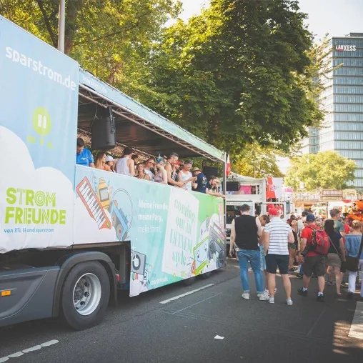 Bild: Strom ist bunt - sparstrom.de und RTL II tanzen erneut gemeinsam auf dem Kölner CSD für mehr Vielfalt