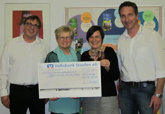 Holzbau Arno Späth GmbH übergibt Scheck an SOS-Kinderdorf Bild: Holzbau Arno Späth GmbH übergibt Scheck an SOS-Kinderdorf