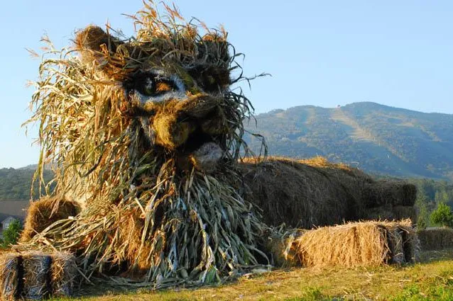 Bild: Killington Hay Festival in Neuengland - Riesige Tierskulpturen aus Heu